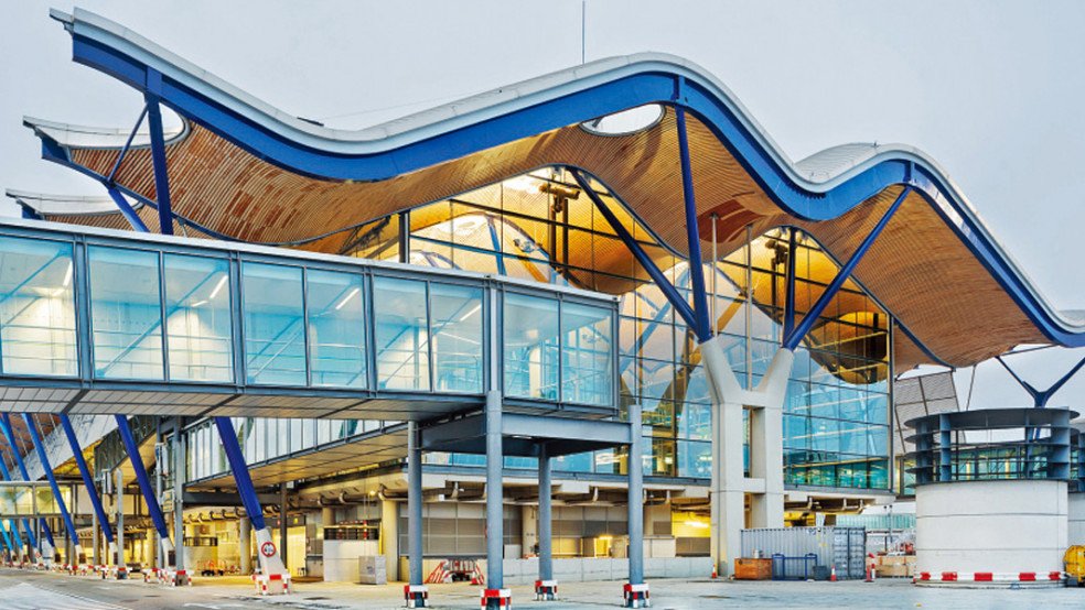 Top 10 Beautiful Airports in the world 