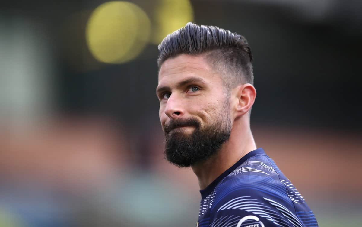 Olivier Giroud steps into AC Milan from Chelsea