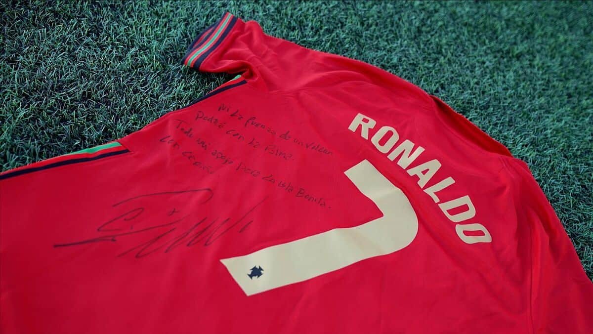 Cristiano Ronaldo auctions his signed off shirt