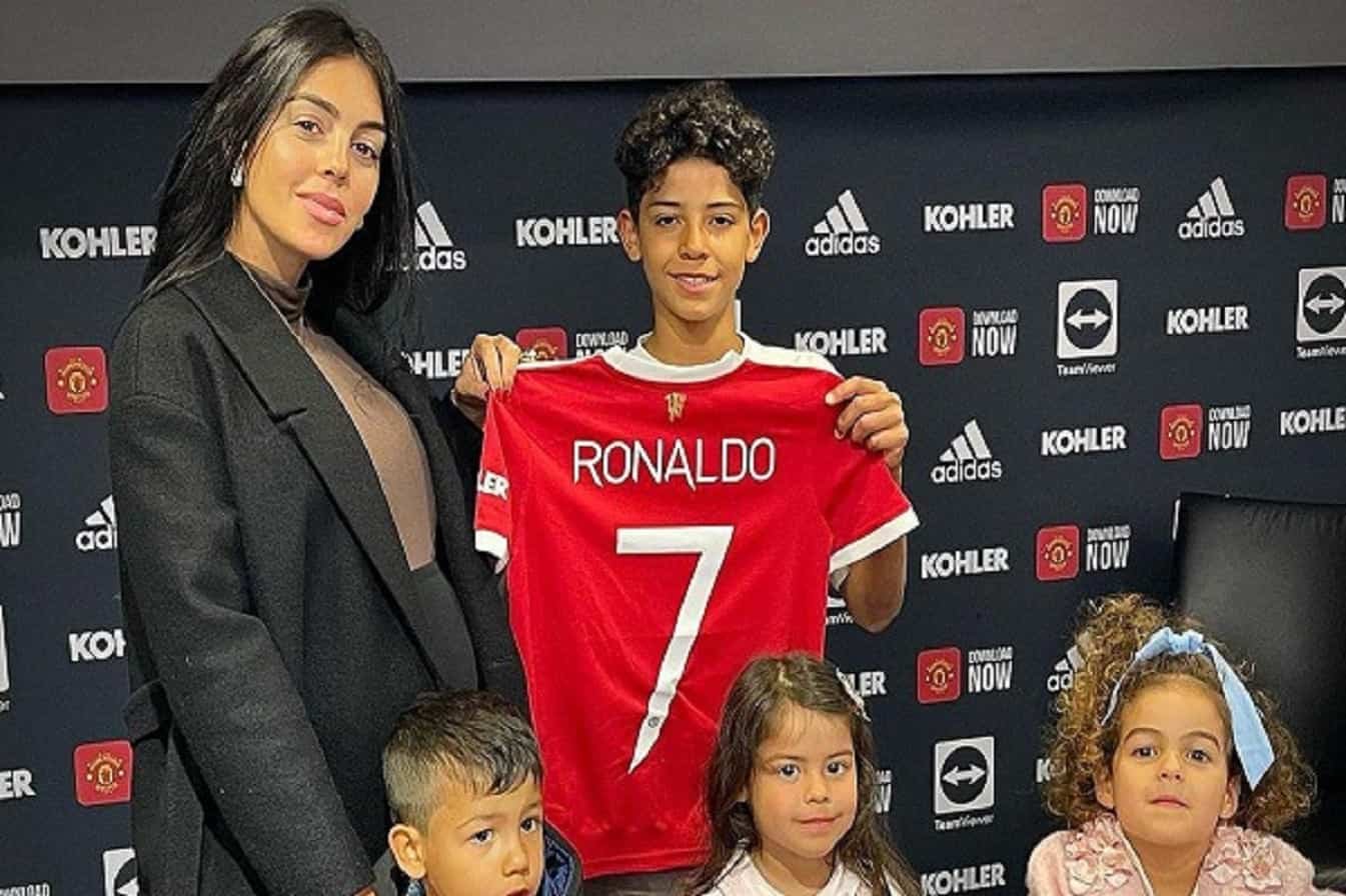 Cristiano Ronaldo Junior Signs for Man United