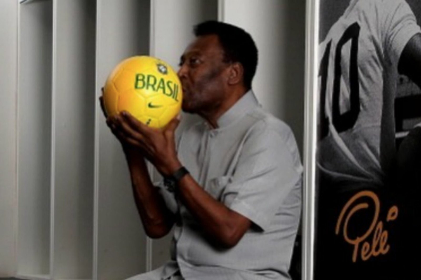 Pele's closed locker in Santos' dressing room: what's the secret?