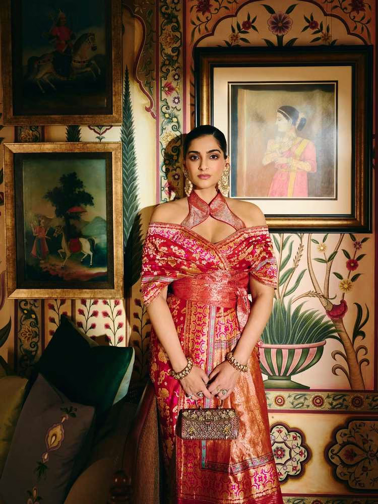 Sonam Kapoor's Latest Photos: Bollywood's Fashion Queen Shines Amid Pregnancy Buzz 4 image 534
